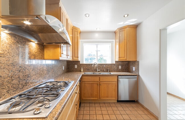 Building Photo - 1367 Virginia Ave Rental