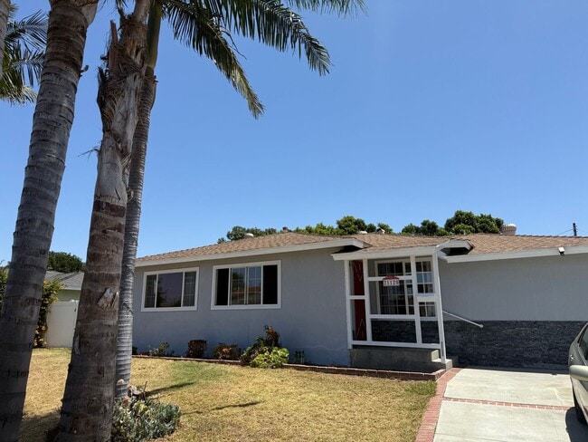 3 BEDROOM 1.5 BATH HOUSE - 3 BEDROOM 1.5 BATH HOUSE