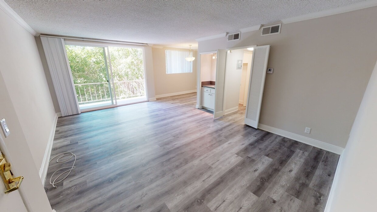 3D Tour - Burton Plaza..Gorgeous Newly Remodeled Stu...