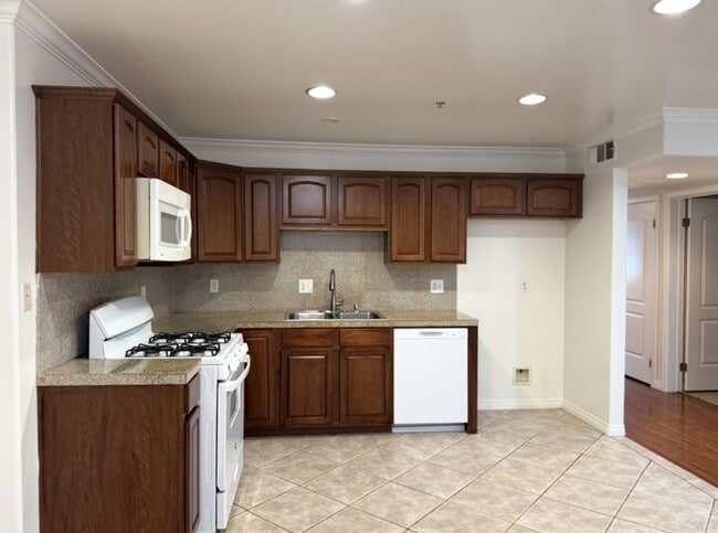Building Photo - Spacious 2 bedroom condo in Van Nuys Unit 106
