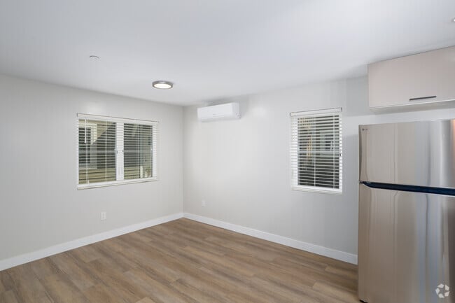 2BR, 3BA - 920SF - Living Room - 1317 Punta Gorda Street