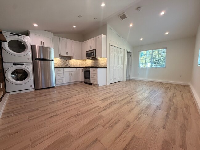 Photo - 7539 Royer Ave