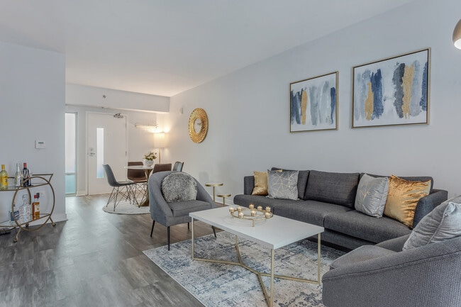 Photo - 425 W Beech St Unit 325