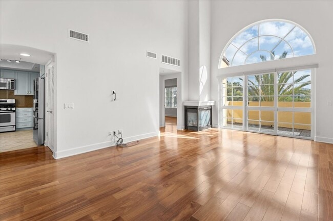 Building Photo - 851 N San Vicente Blvd