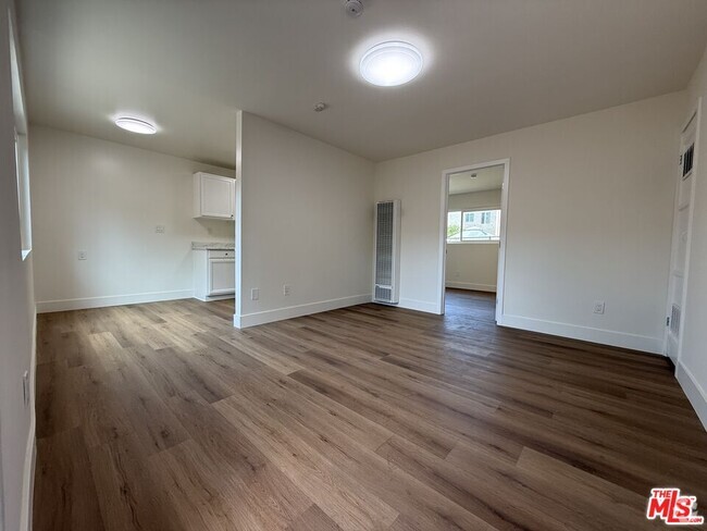 Building Photo - 1716 Locust Ave Unit 3 Rental
