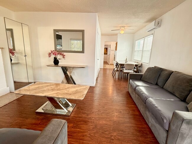 Photo - 829 N Kingsley Dr