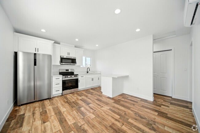 Building Photo - 521 1/2 W 78th 2nd floor Left Side Unit 1 Rental