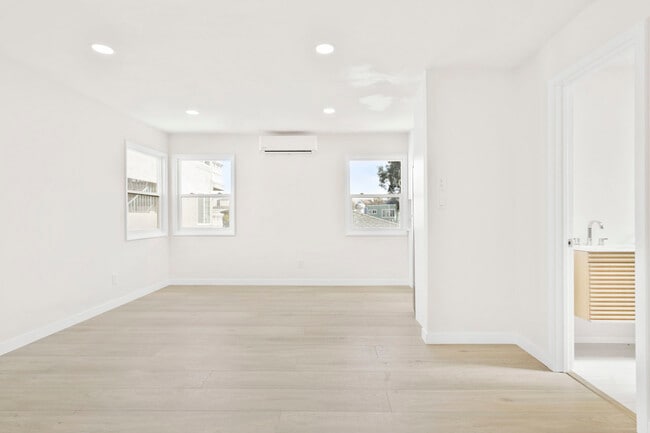 Photo - 2637 Strandway