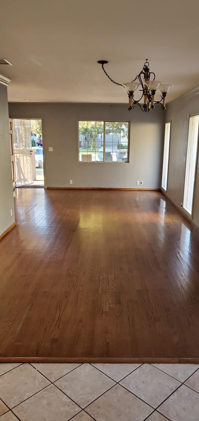 Living room/ dining room - 540 Oak St