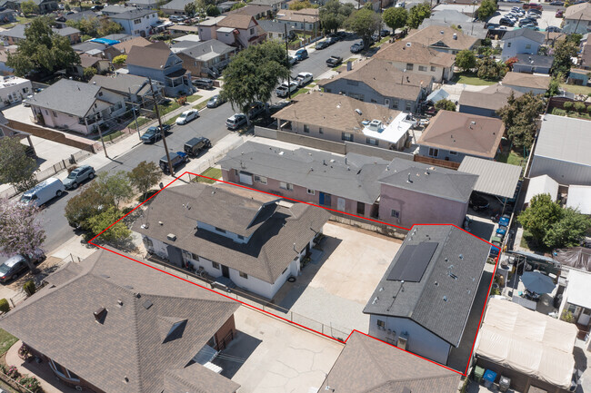 Building Photo - 3045 E 5th St Rental