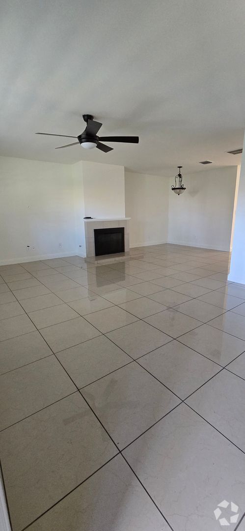 Building Photo - Centrally Located Redlands Townhome