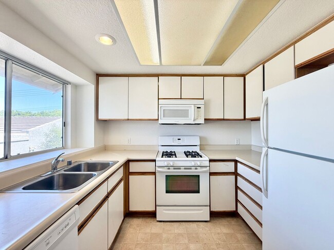 Building Photo - AVAILABLE NOW !! 2 Bedroom 2 Bathroom Apartment in Bermuda Dunes Unit B