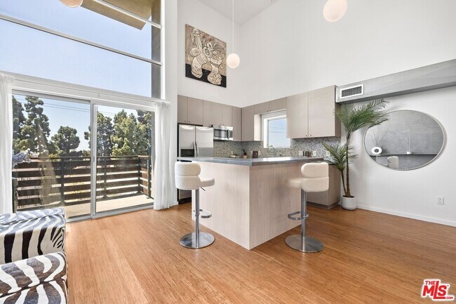 Photo - 7062 Hawthorn Ave Unit 203