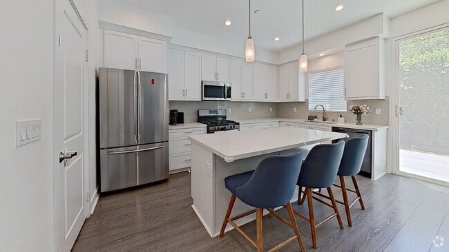 Building Photo - Stunning 5-Bedroom Home in the Heart of Re...