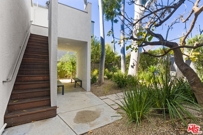 Photo - 558 Rose Ave Unit 2