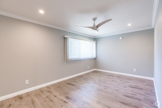 2BR, 1BA - 750SF - Garden Courtyard