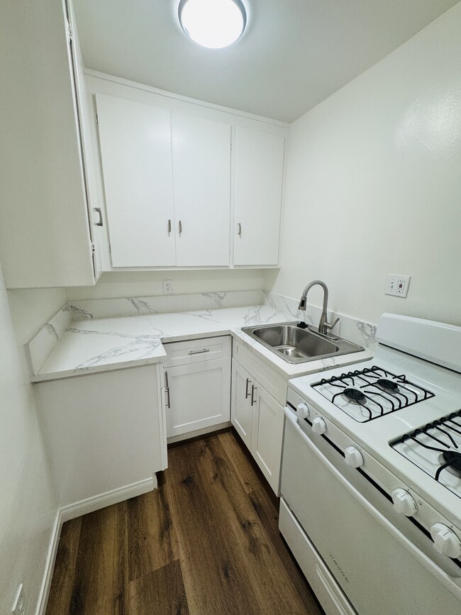 Unit 9 Kitchen - 1605 N MARTEL Ave