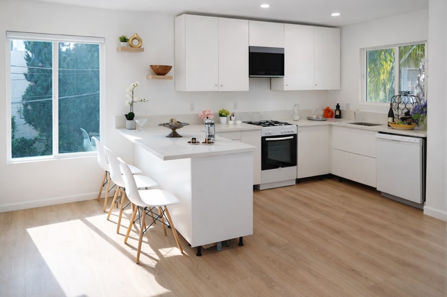 Modern Kitchen with Open Layout - 5860 Hazeltine Ave Unit 10A