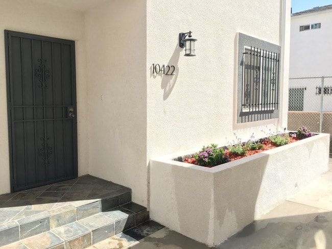 Photo - 10420 S Figueroa St