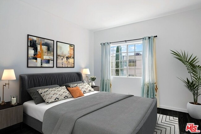 Photo - 850 N Poinsettia Pl Unit 3