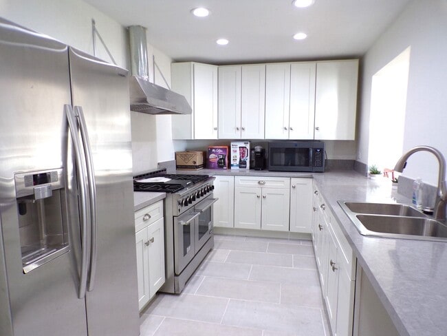 Photo - Rooms for rent in quiet residential neighb... Unit with 1 Beds