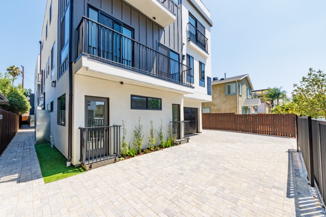 Building Photo - 1330 Tamarind Ave