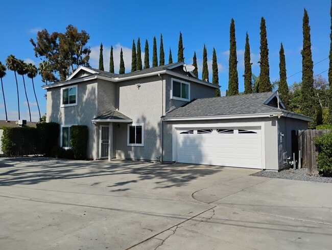 Building Photo - Like new 4 BR/3 Full Baths