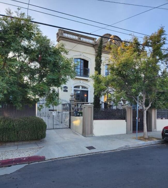 Photo - 1611 Talmadge St Unit Upstairs  3