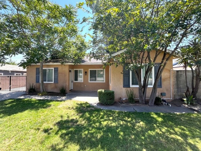 Building Photo - 2 UNITS IN ONE!! A 3 bed, 2 bath FRONT house with a 1 bed 1 bath ADU, located in San Bernardino!