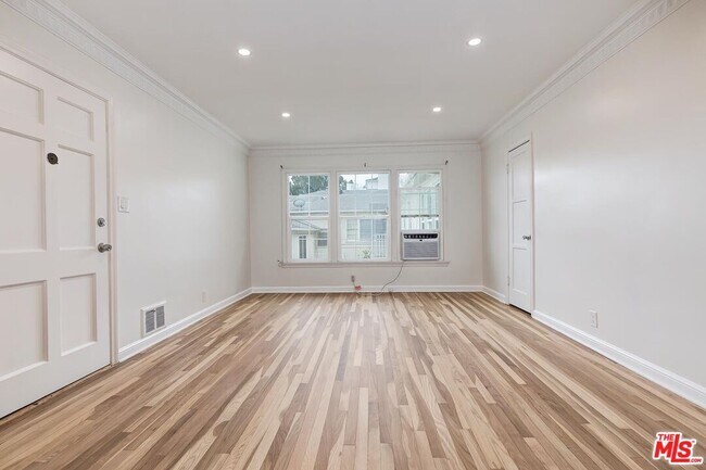 Photo - 405-404 Shirley Pl Unit 3/4