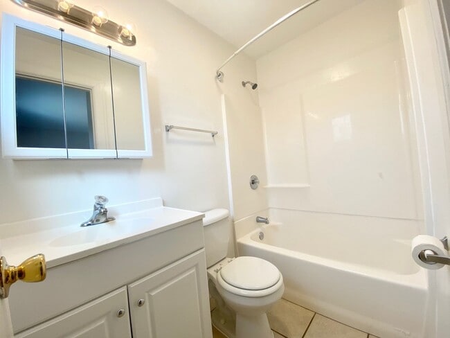 Building Photo - Euclid (Saulo Trust) Unit 3684