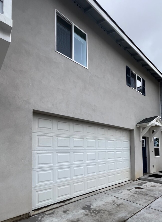 Enclosed garage - 471 E Newlove Dr Unit B