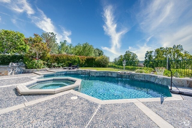 Building Photo - 16 Oakmont Rental