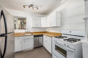 2BR, 2BA - 950SF - Kitchen - Poinsettia Place
