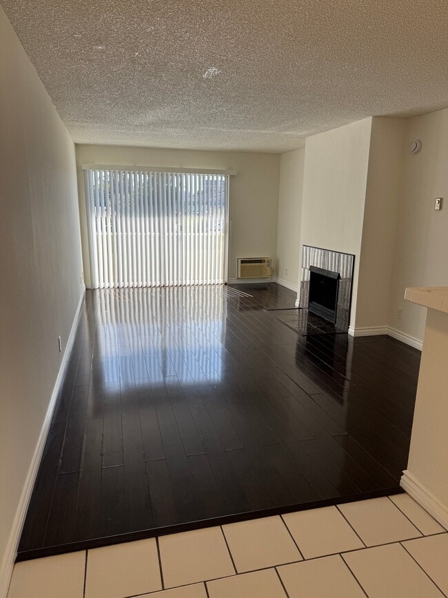 Building Photo - 2414 S Barrington Ave Unit 102