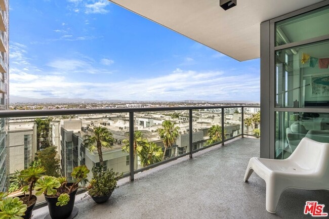 Building Photo - 13650 Marina Pointe Dr Unit 906