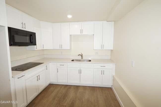 Building Photo - 448 W 41st Pl
