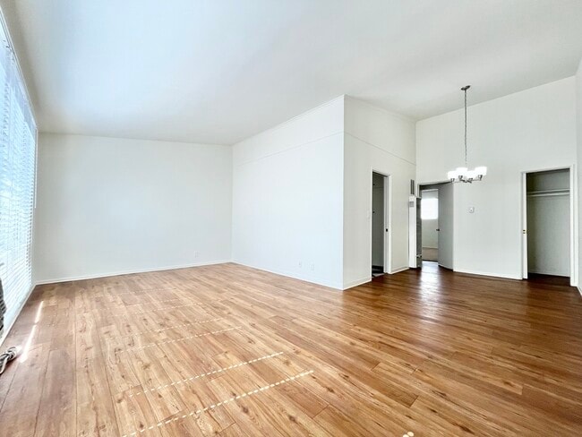 Photo - 333 Rexford Dr Unit 7