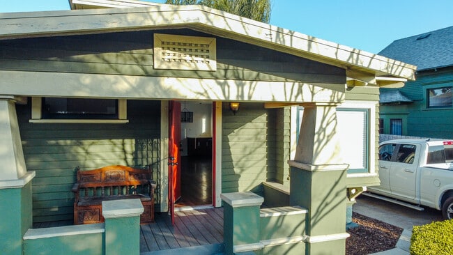 Building Photo - 137 25th St