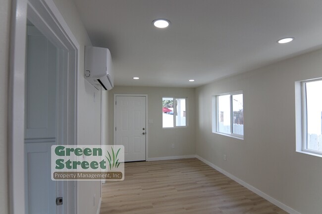 Photo - 3849 Menlo Ave