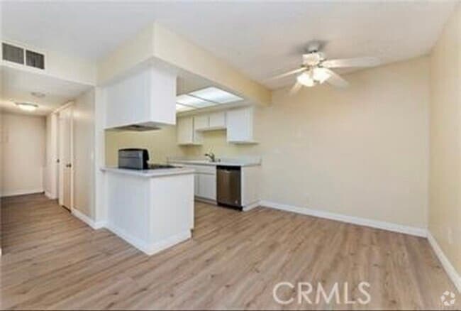 Building Photo - 2403 W Acacia Ave Rental