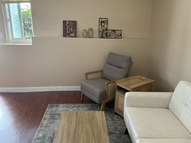 Photo - 564 W 36th St
