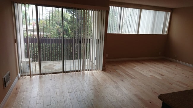 Building Photo - 5950 Canterbury Dr Unit C214