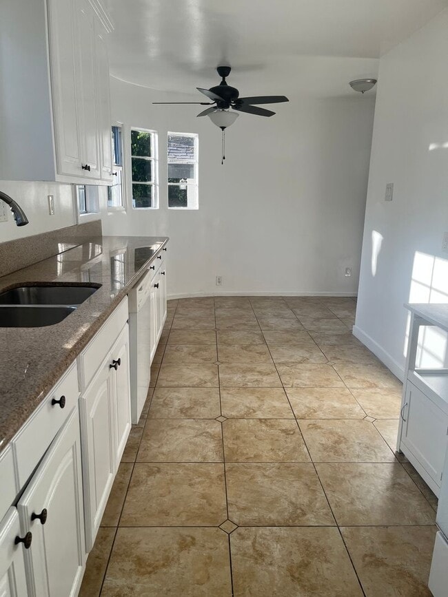 Building Photo - Miracle Mile 3bed/2 bath House with two Gated Yards for Lease!