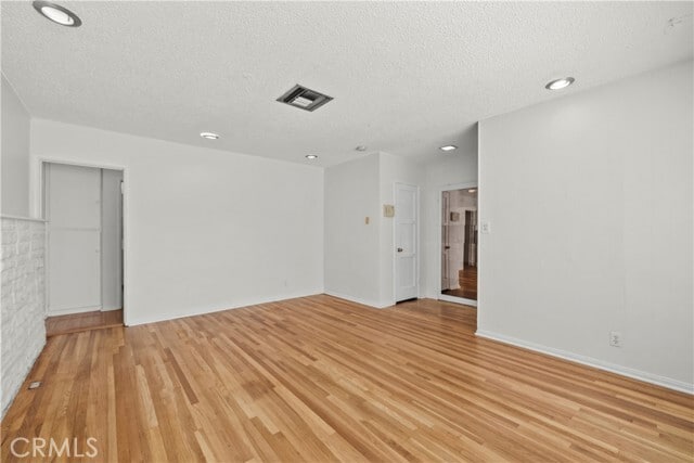 Photo - 17501 Victory Blvd