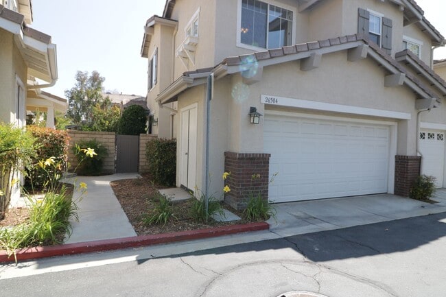 Building Photo - Townhome for Lease in Valencia!