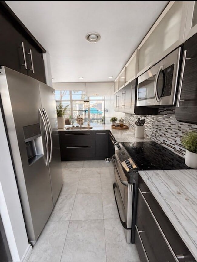 Building Photo - 7334 Marina Pacifica Dr N