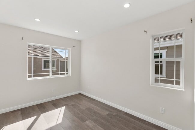 Photo - 3 Bedroom & 2.5 Bathroom Townhome with 2 Car Garage & Laundry