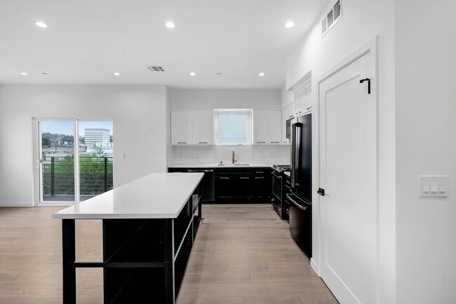 Photo - 5 Bedroom / 4 bathroom Fully Detached Townhouse in Echo Park with Private Garage