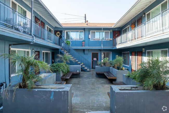 Courtyard - 1495 Peterson Ave